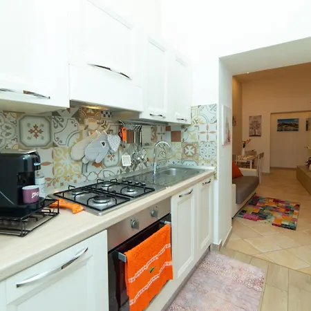 In Center - Vacation Near The Train Station & Attractions Apartment