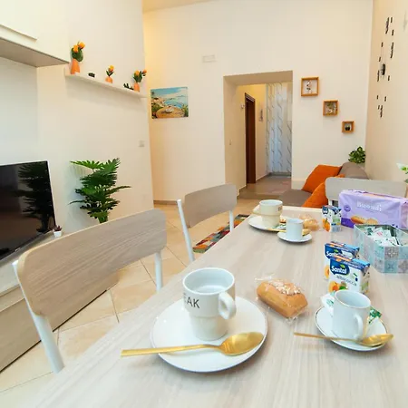 In Center - Vacation Near The Train Station & Attractions Apartment Neapel