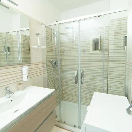 In Center - Vacation Near The Train Station & Attractions