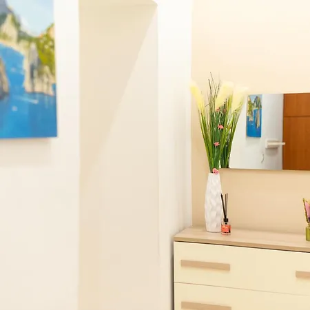 In Center - Vacation Near The Train Station & Attractions Apartment