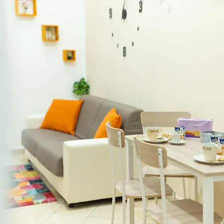 In Center - Vacation Near The Train Station & Attractions Apartment